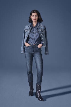 marksandspencer_SS23_DENIM_modelka_dzinova kosile s vysivanim_1299Kc_dzinova bunda se strecem_1499Kc_mekke cigaretove dziny Harper_1099Kc.jpg